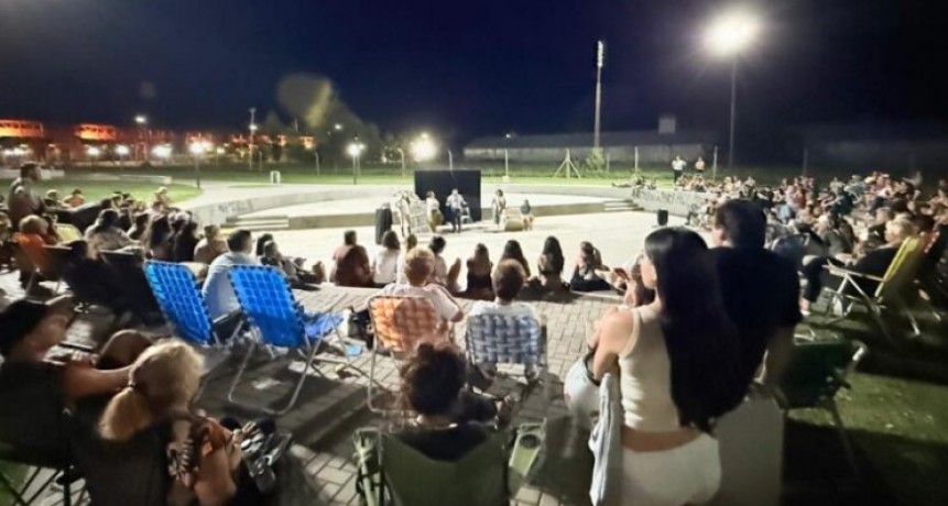El teatro local brill&oacute; para 200 personas en el Anfiteatro Ugarte